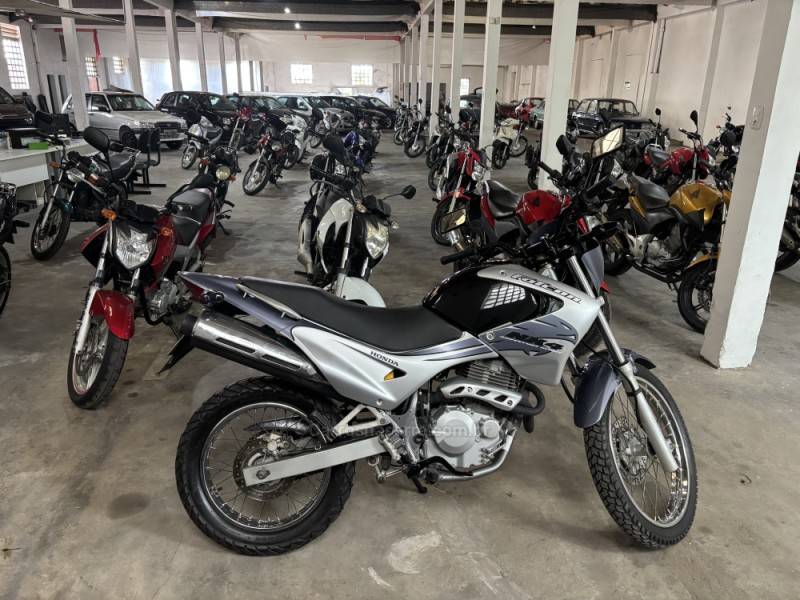 HONDA - NX4 FALCON - 2006/2007 - Cinza - R$ 23.000,00