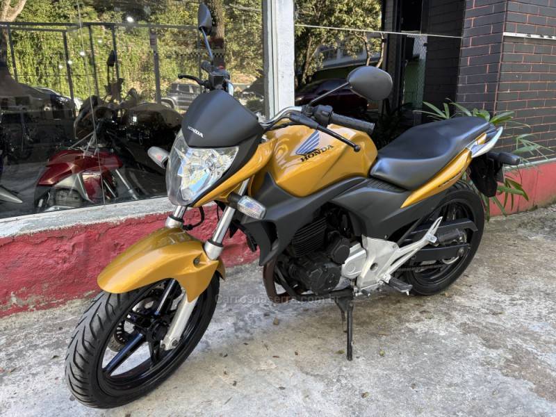 HONDA - CB 300R - 2010/2011 - Amarela - R$ 12.500,00