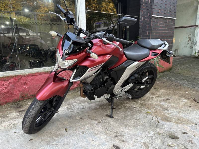 YAMAHA - FAZER - 2018/2019 - Vermelha - R$ 19.500,00