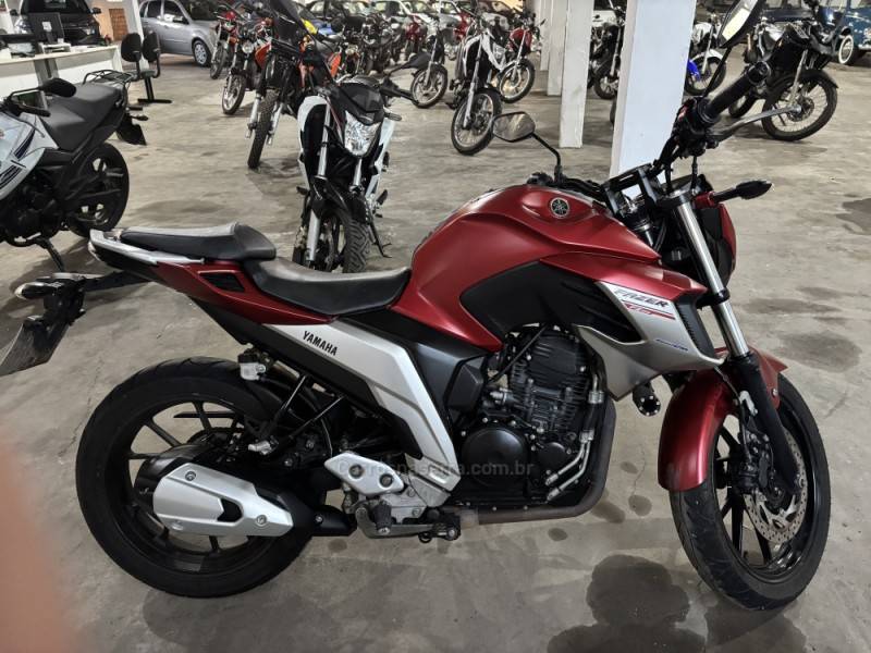 YAMAHA - FAZER - 2018/2019 - Vermelha - R$ 19.500,00