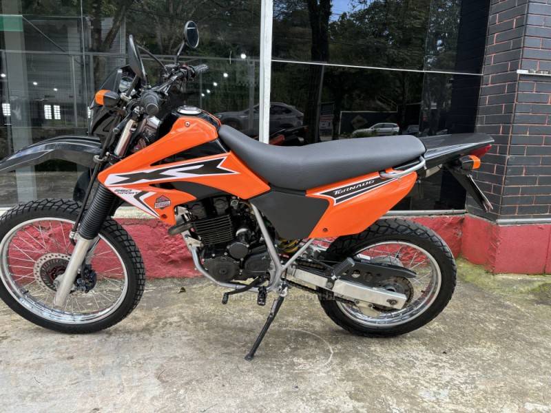 HONDA - XR 250 TORNADO - 2006/2007 - Laranja - R$ 15.900,00