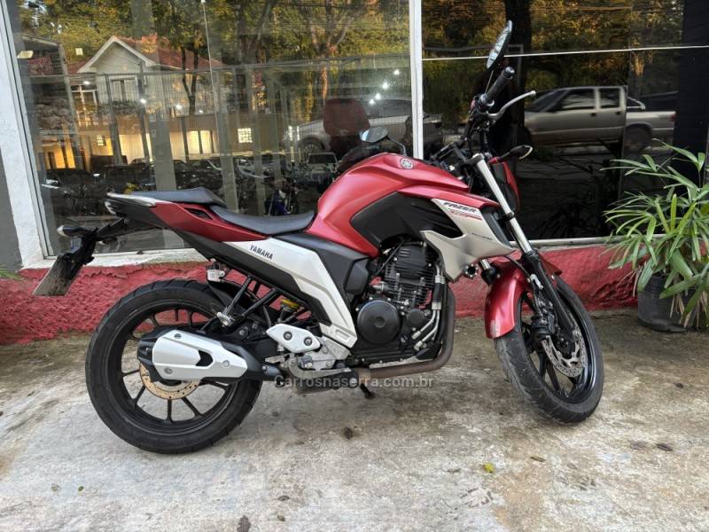 YAMAHA - FAZER - 2018/2019 - Vermelha - R$ 19.500,00