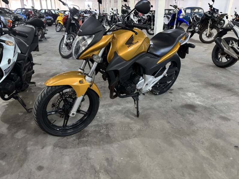 HONDA - CB 300R - 2010/2011 - Amarela - R$ 12.500,00