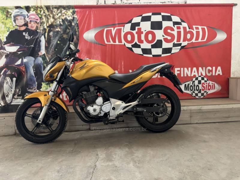 HONDA - CB 300R - 2009/2010 - Amarela - R$ 13.300,00