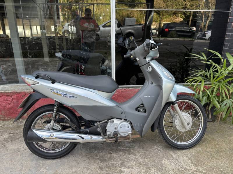 HONDA - BIZ 125 - 2005/2006 - Prata - R$ 7.500,00