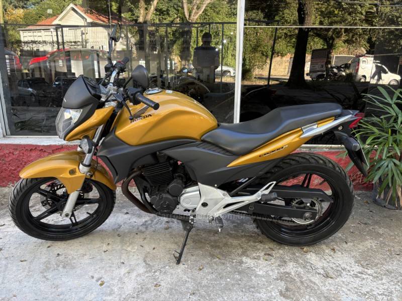 HONDA - CB 300R - 2010/2011 - Amarela - R$ 12.500,00